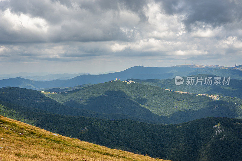 Stara Planina山脉的景色和中间的Shipka纪念碑